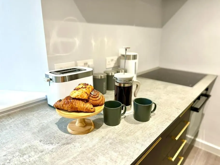 Bournemouth Getaway: 3Br Apartment Near Beach
