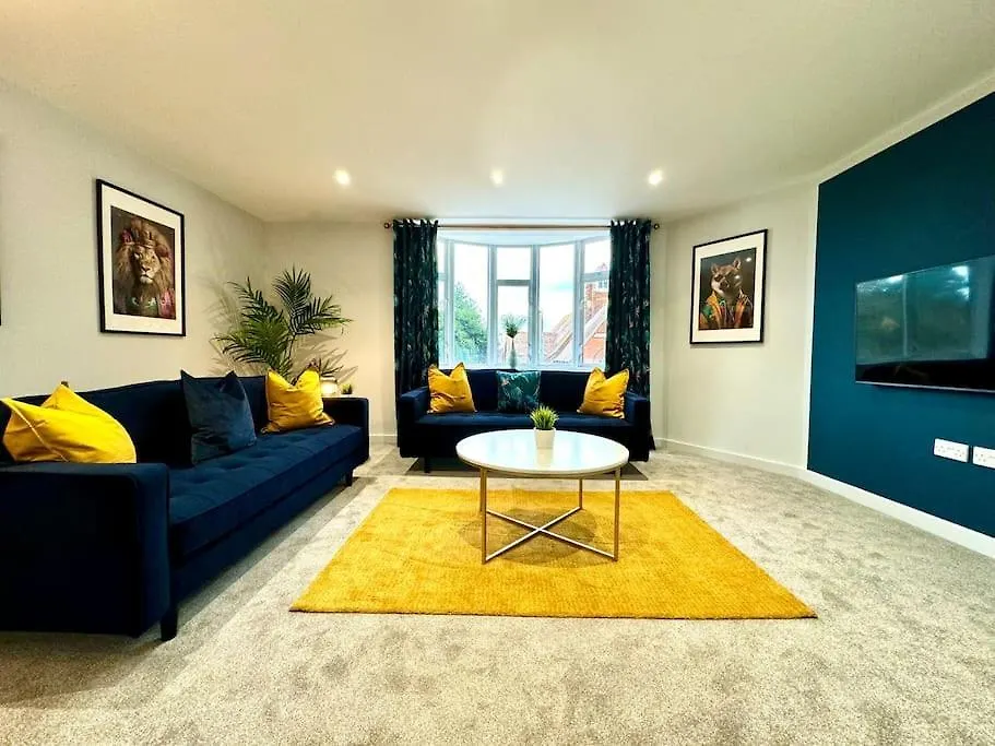 Bournemouth Getaway: 3Br Apartment Near Beach
