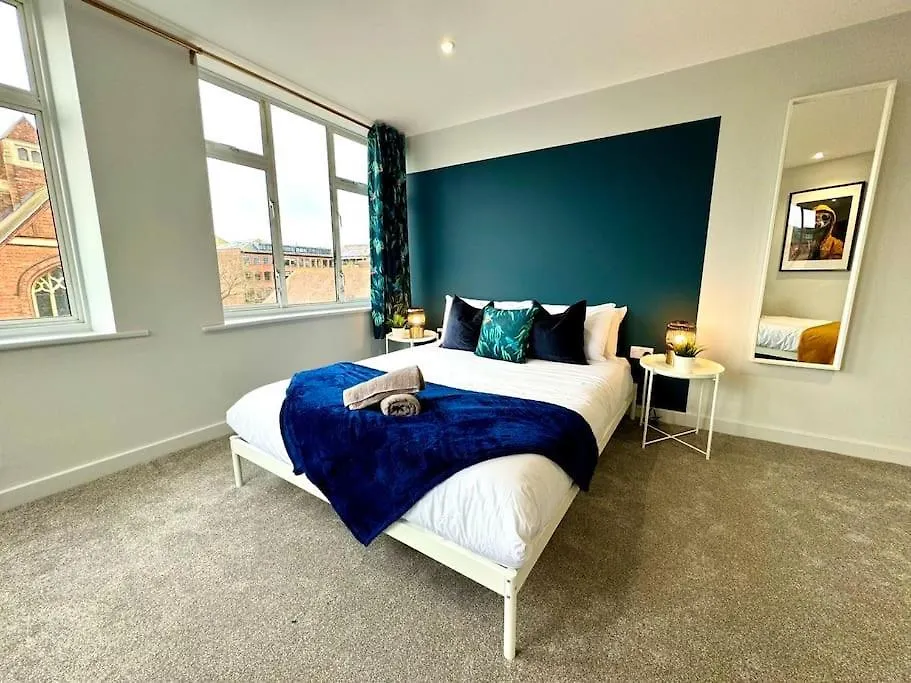 Bournemouth Getaway: 3Br Apartment Near Beach 0*,