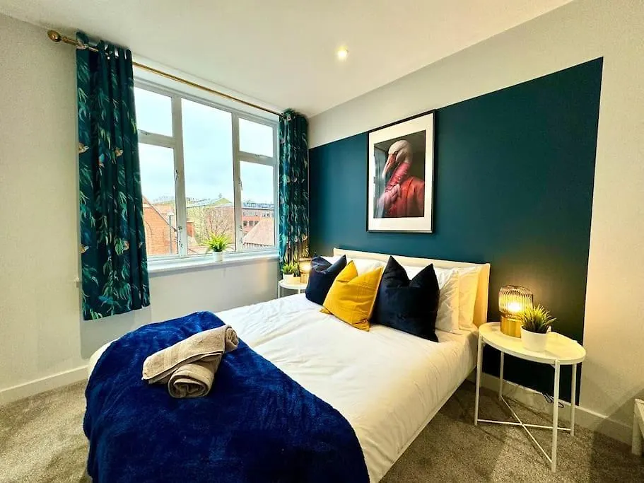 Bournemouth Getaway: 3Br Apartment Near Beach