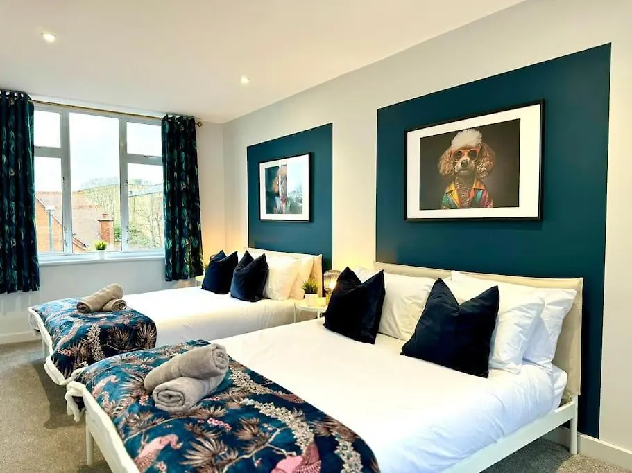 Bournemouth Getaway: 3Br Apartment Near Beach